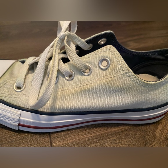Converse low tops. - Picture 2 of 4